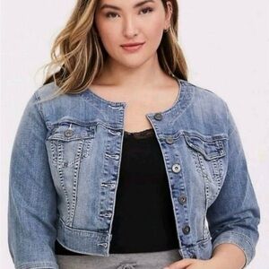 Torrid Collarless Crop Denim Jacket Sz 4 US 4X Light Wash Stretch 3/4 Sleeves